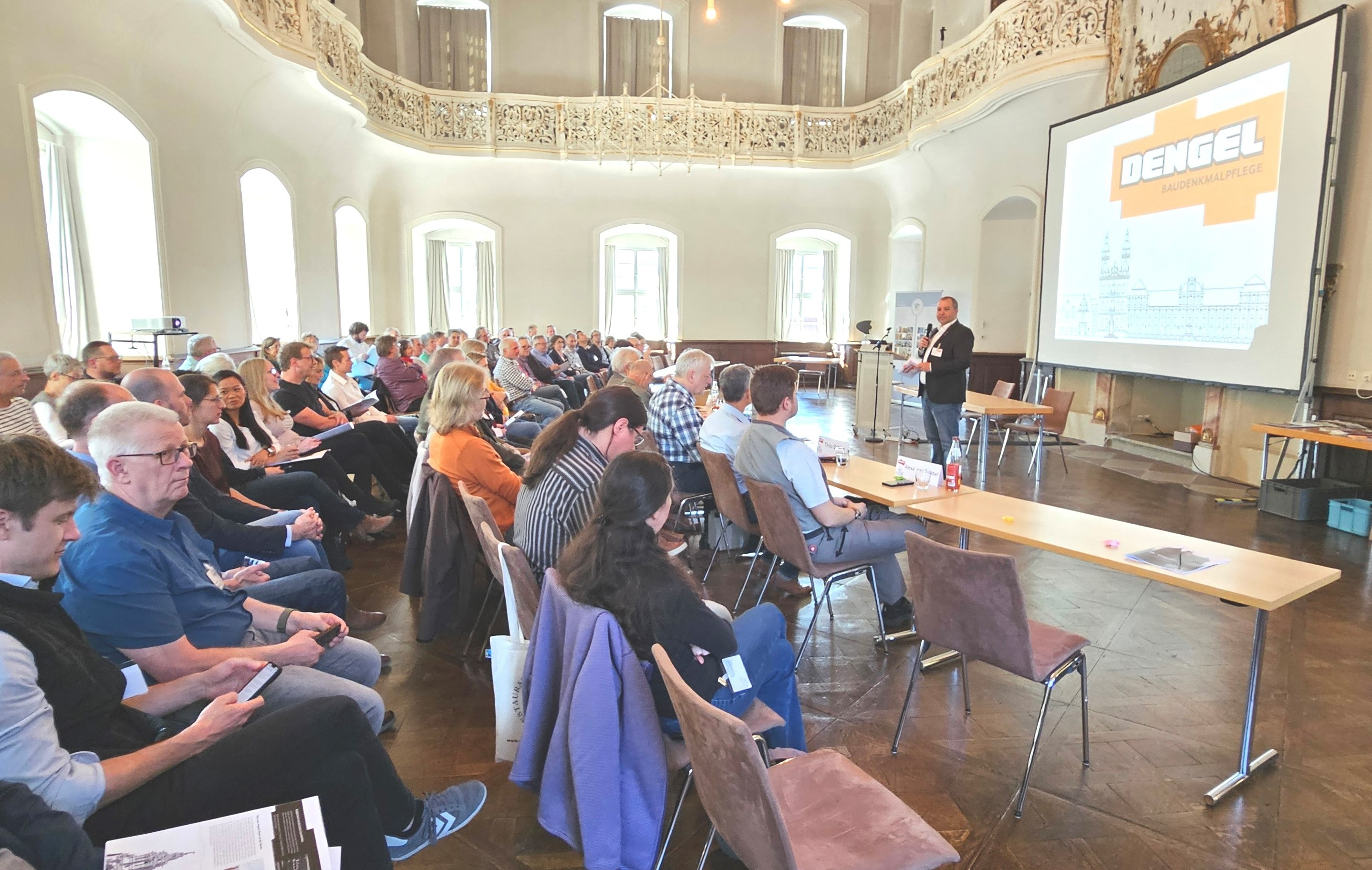 Gastgeber Georg Dengel begrüßt die Gäste auf dem 28. Denkmalschutzinformationstag im Kloster Schöntal