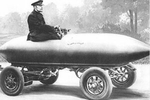  Und so sah das allererste Elektorautos aus, mit dem Camille Jenatzy bereits 1899 mit über 100 km/h den damaligen Geschwindigkeitsweltrekord für Landfahrzeuge aufstellte 