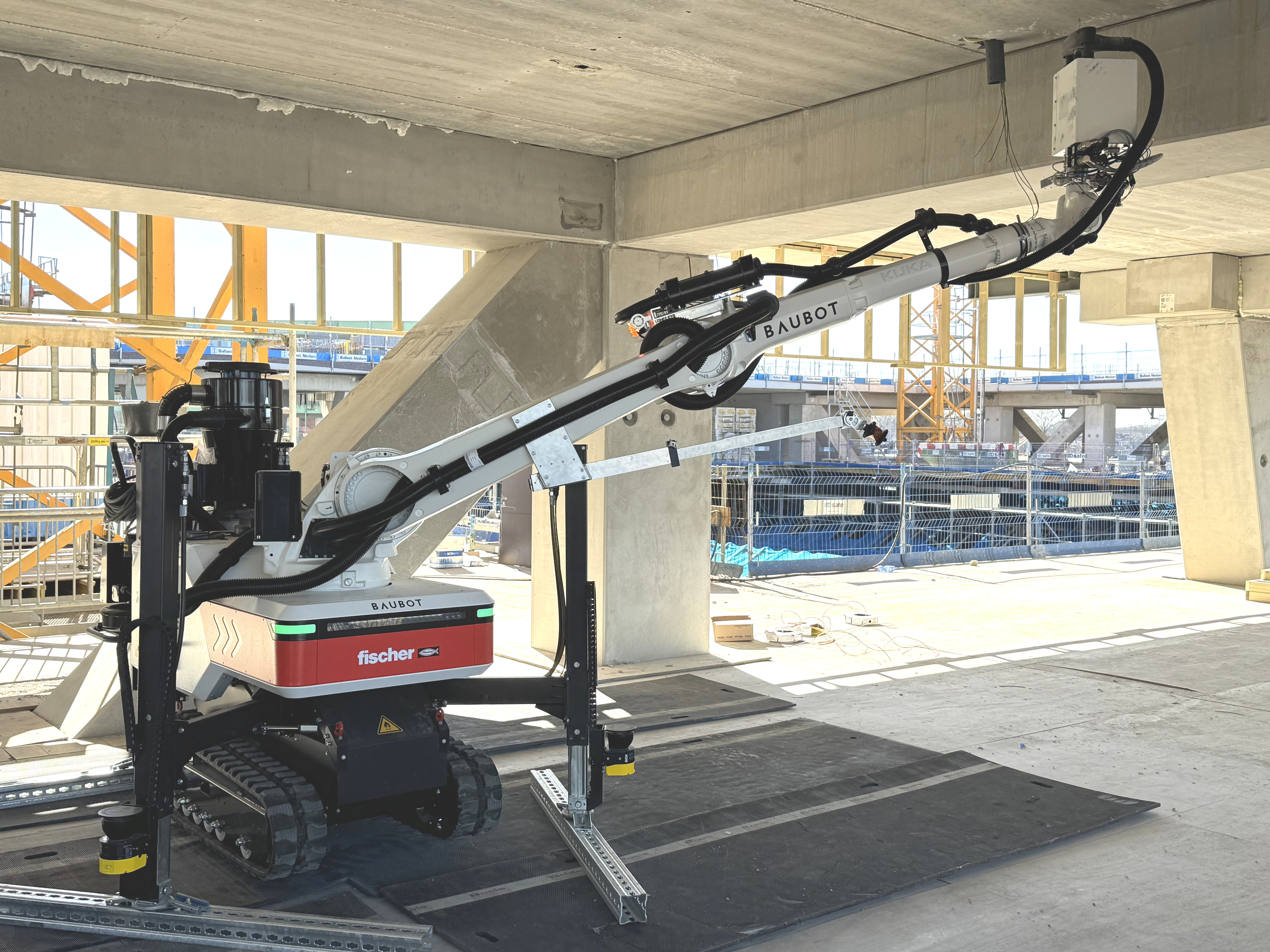 Selbst bei beengten Platzverhältnissen und komplexer Statik bewährten sich die „BauBots“ durch präzise Bohrarbeiten – unterstützt durch ein durchdachtes Lastverteilungssystem