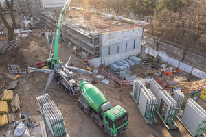  Heidelberg Materials produzierte, lieferte und pumpte seinen 30 Prozent CO₂-reduzierten Beton evoBuild. Elementdecken und Doppelwände warten bereits auf ihren Einbau.  