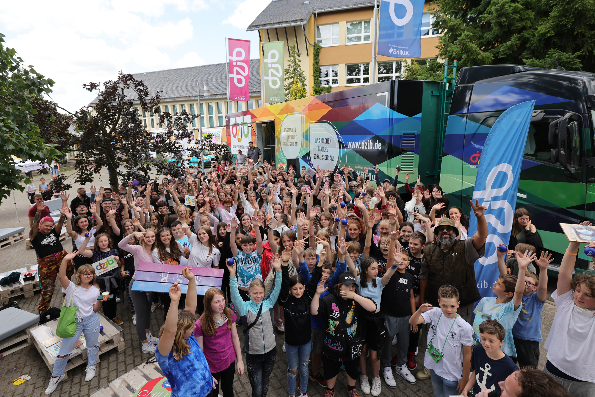 Die School-Tour in Aktion: Mit dem imposanten Showtruck, kreativen Workshops und lokalen Malerbetrie-ben verwandelt „Deine Zukunft ist bunt“ Schulhöfe in le-bendige Lernorte