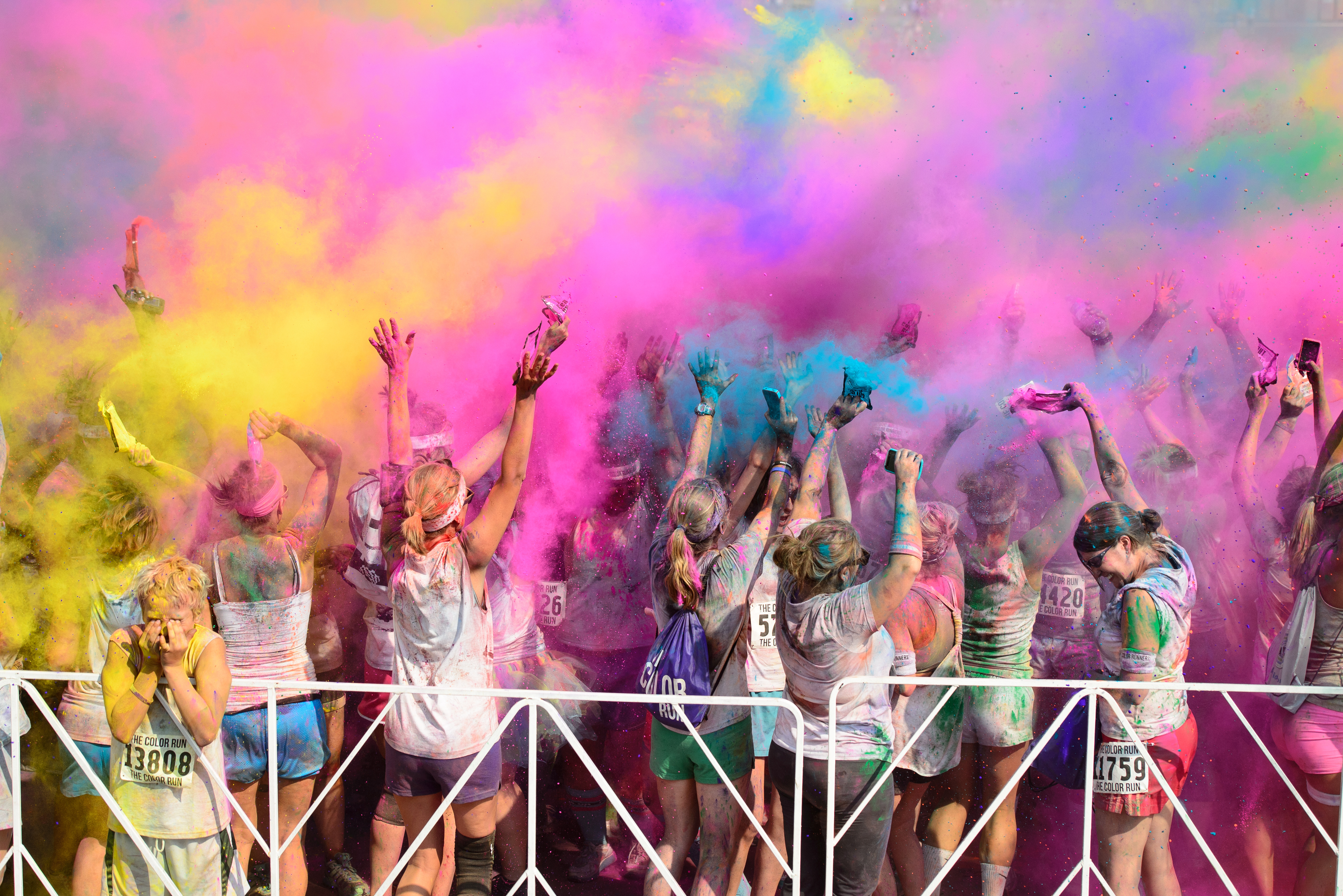 Color Run 2016: Das Event wurde von Brillux mit ins Le-ben gerufen. Die Nachwuchsinitiative beteiligte sich mit Showtrucks und dem Team von „Deine Zukunft ist bunt“ an dem farbenfrohen Event