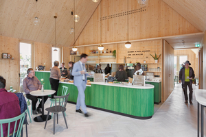  Das Café im ?Haus aus Holz? wird sehr gut angenommen. Die Bestuhlung wurde übernommen und aufgearbeitet 
