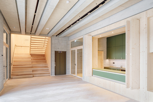  Rechts im Bild die Teeküche des Foyers, die mit Holzlamellen abgetrennt werden kann, links im Bild die Treppe ins Obergeschoss 