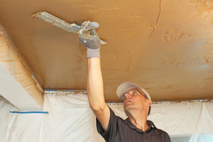  Verarbeiten Sie Lehm, wie hier zu sehen sogar unter der Decke, denn Lehm ist fast wie kein anderer Baustoff in der Lage, Feuchteschwankungen in der Raumluft zu puffern 