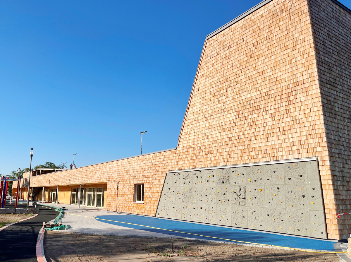 Der 2024 eröffnete Bildungs- und Sportcampus in Bürstadt besteht überwiegend aus ökologischen beziehungsweise wiederverwertbaren Materialien wie Holz und Lehm