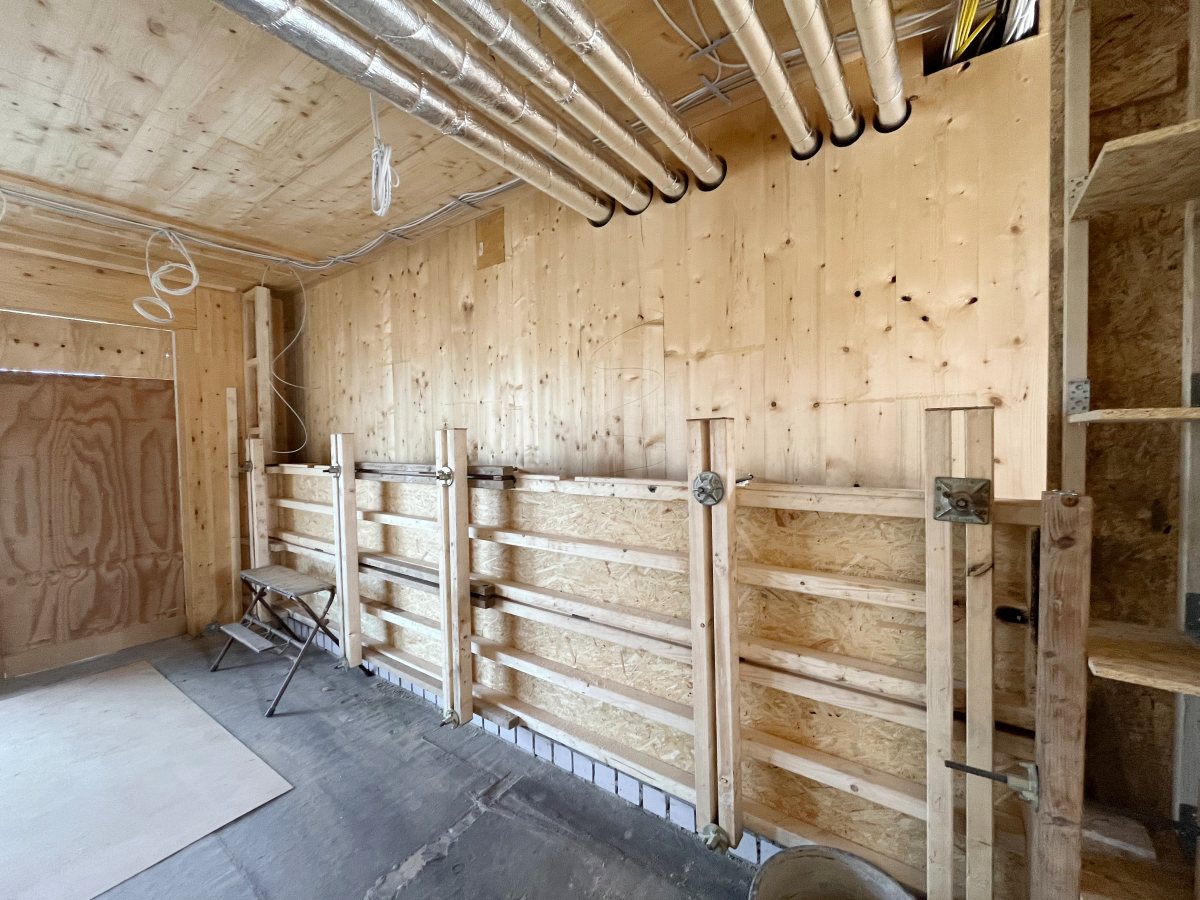 Hier wurden zwei Gleitschalungen übereinander montiert. Gegenüber steht eine tragende Holzwand