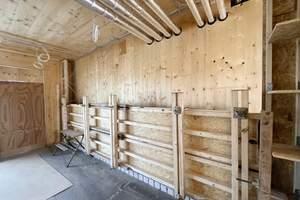  Hier wurden zwei Gleitschalungen übereinander montiert. Gegenüber steht eine tragende Holzwand 