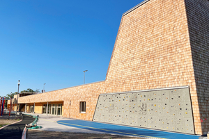  Der 2024 eröffnete Bildungs- und Sportcampus in Bürstadt besteht überwiegend aus ökologischen beziehungsweise wiederverwertbaren Materialien wie Holz und Lehm 