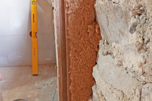  Die flexible Seite der Holzfaser-Dämmplatten schmiegt sich an den Untergrund und gleicht Unebenheiten bis zu 2 cm aus 