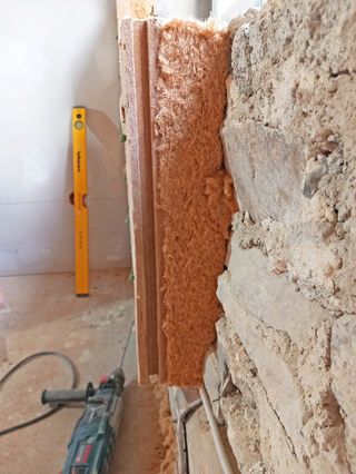 Die flexible Seite der Holzfaser-Dämmplatten schmiegt sich an den Untergrund und gleicht Unebenheiten bis zu 2 cm aus