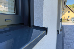  Durch Rückbau der bereits montierten Raffstoreschienen wurde die Erstellung der zweiten Dichtebene am Fenster ermöglicht 