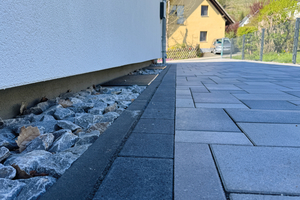  Der Anschluss des Sockels an den Perimeterbereich wurde mit rückspringendem Sockel ausgeführt 