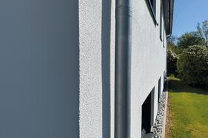  Der Großteil der Fassade wurde mit weißem Scheibenputz gestaltet 