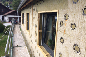  Das Sanierungskonzept des Fertighauses in Bad Laasphe umfasste die Fassadendämmung mit dem recyclingfähigen WDVS „weber.therm circle“ 