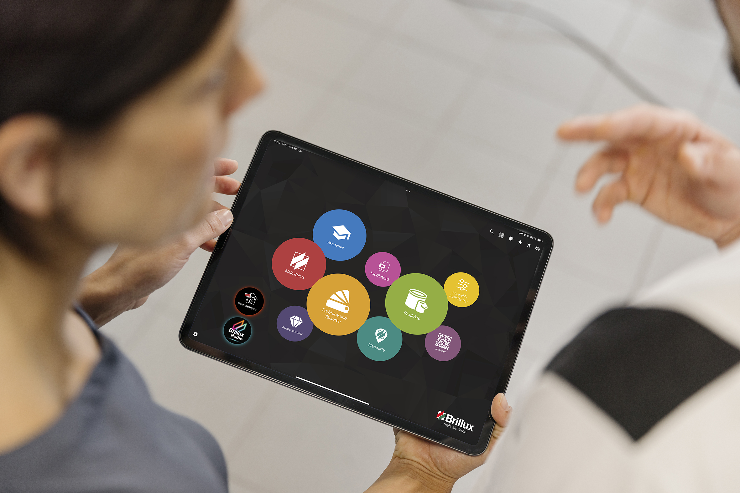 Die wichtigsten Infos immer griffbereit: Mit der Brillux App haben Handwerksbetriebe jederzeit Zugriff auf technische Datenblätter, Farbtöne und Produktdetails – direkt auf dem Smartphone oder Tablet