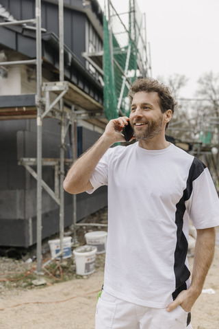 Erst die Beratung mit digitalen Hilfsmitteln auf der Baustelle für die Kundschaft, dann der direkte Draht zu Brillux über dasselbe Endgerät: Bei den digitalen Assistenten hört der Unterstützungsservice nicht auf. Persönliche Ansprechpersonen sind immer für die Handwerkerinnen und Handwerker erreichbar