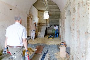  Erstellen des Kalkstampfbodens im Erdgeschoss 