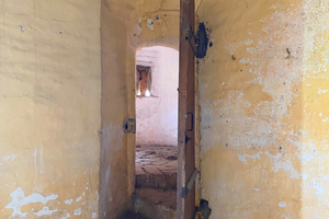  Aufgang zum süd-östlichen Rundturm vor Beginn der Sanierungsarbeiten. Die Schießscharten waren zum Teil zugemauert 