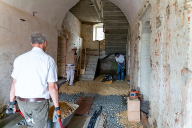 Das 1492 erbaute Vöhlinschloss in Frickenhausen vor Beginn der Sanierungsarbeiten. Hier ist das Schloss schon vom Efeu befreit