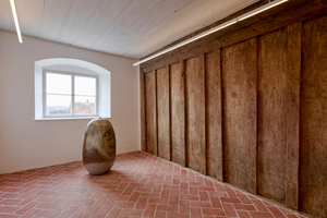  Die mittelalterliche Bohlenständerwand im ersten Obergeschoss und der handwerklich gefertigte Ziegelboden 