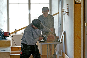  Die Zimmerleute bei der Reparatur der Holzbauteile 