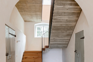  Im Erdgeschoss wurde ein Kalkstampfboden eingebaut. Die Treppe ist als neu hinzugefügtes Element gut zu erkennen 