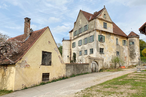  Das 1492 erbaute Vöhlinschloss in Frickenhausen vor Beginn der Sanierungsarbeiten. Hier ist das Schloss schon vom Efeu befreit 