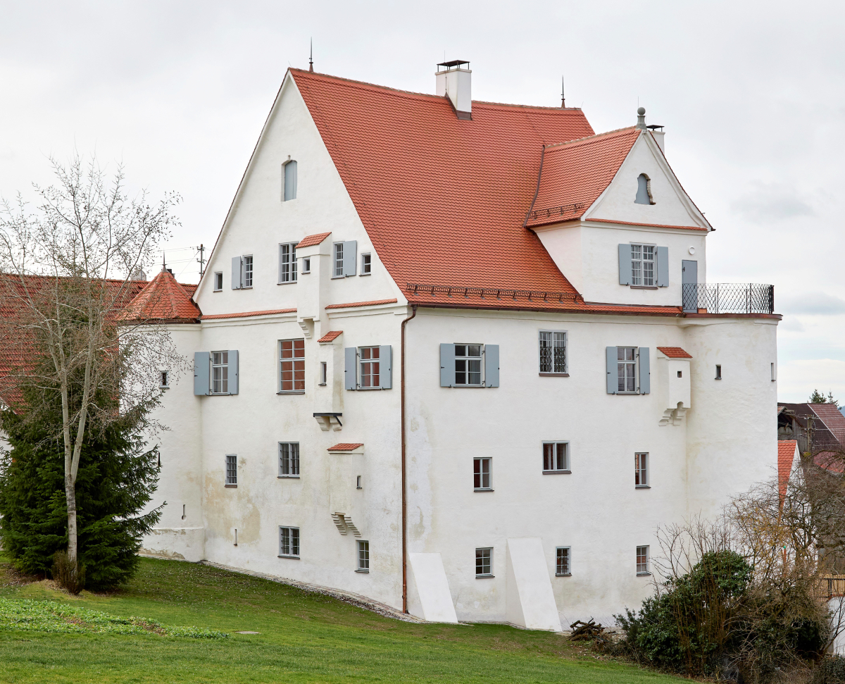 Das 1492 erbaute Vöhlinschloss in Frickenhausen vor Beginn der Sanierungsarbeiten. Hier ist das Schloss schon vom Efeu befreit