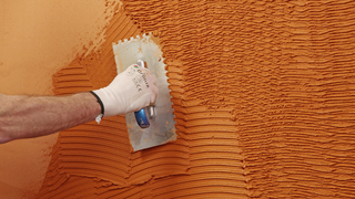 Schritt 2: Strukturspachtelung mit dem gleichen Putzmaterial