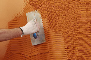  Schritt 2: Strukturspachtelung mit dem gleichen Putzmaterial 