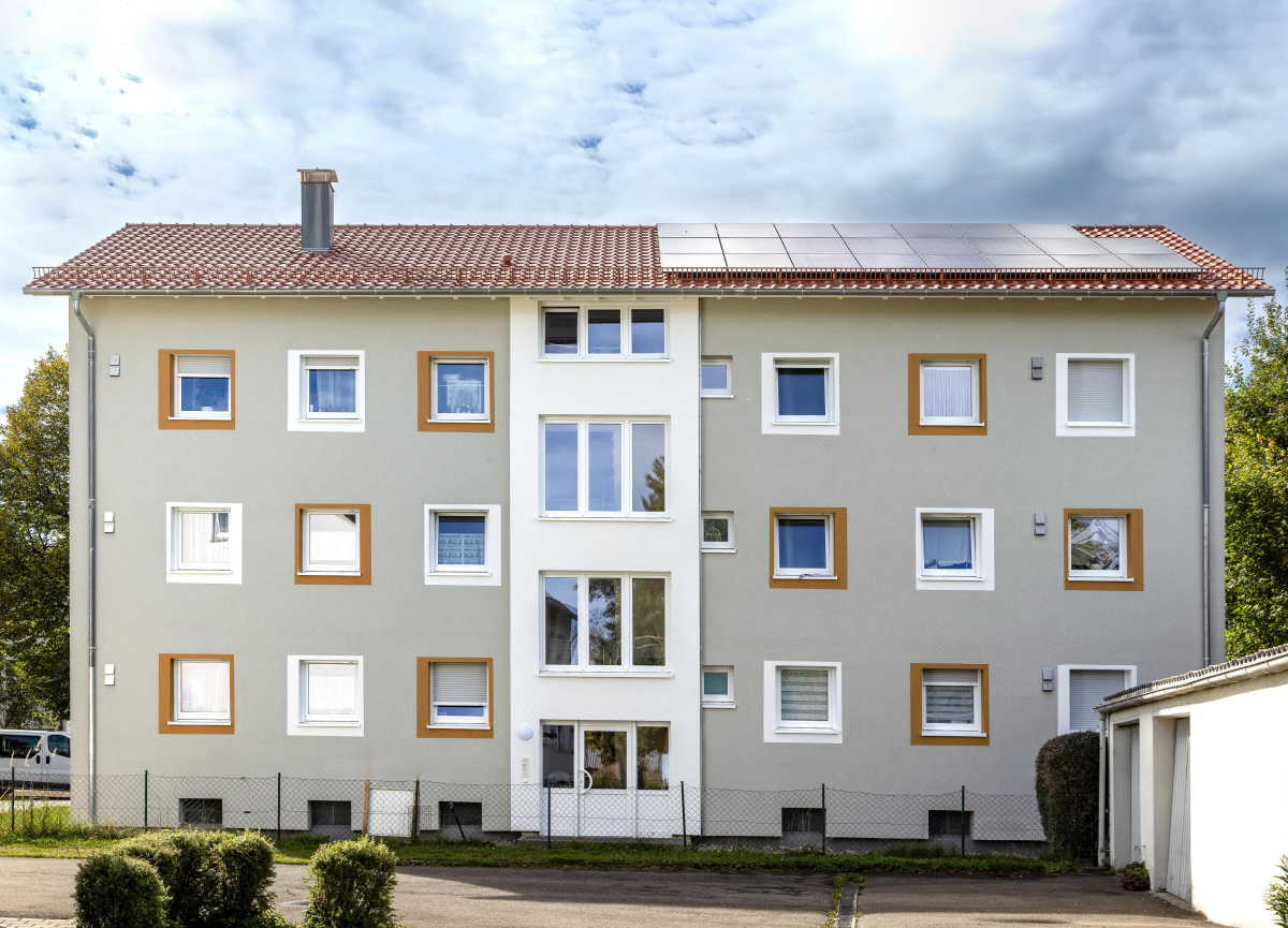 Das Mehrfamilienhaus in Bad Saulgau nach der energetischen Sanierung inklusive Fassadendämmung und neuem Dach