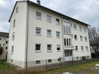 Die Eingangsseite des Mehrfamilienhauses in Bad Saulgau vor der energetischen Sanierung