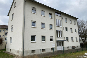  Die Eingangsseite des Mehrfamilienhauses in Bad Saulgau vor der energetischen Sanierung 