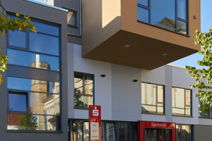  Neubau im Altbau: Nach der Entkernung des alten Sparkassengebäudes in Horn-Bad Meinberg erhielt es eine komplett neue Struktur, teilweise mit Überständen und einem neuen dritten Teilgeschoss 