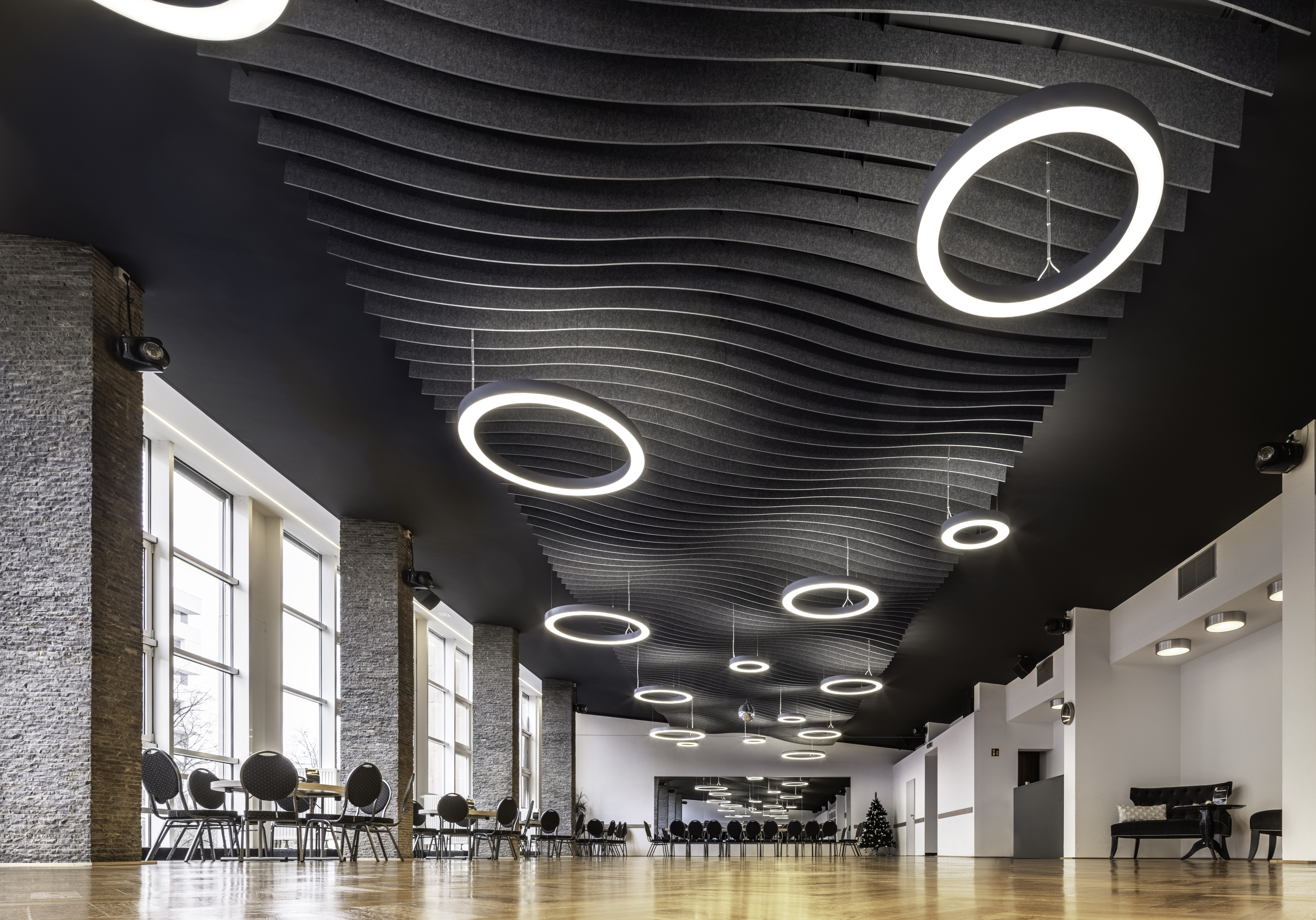 Der Tanzsaal im Chemnitz mit schallharten Oberflächen an Boden, Wänden und Decke wurde mit Filzlamellen „Knauf Cleaneo Smart“ an der Decke raumakustisch und gestalterisch saniert
