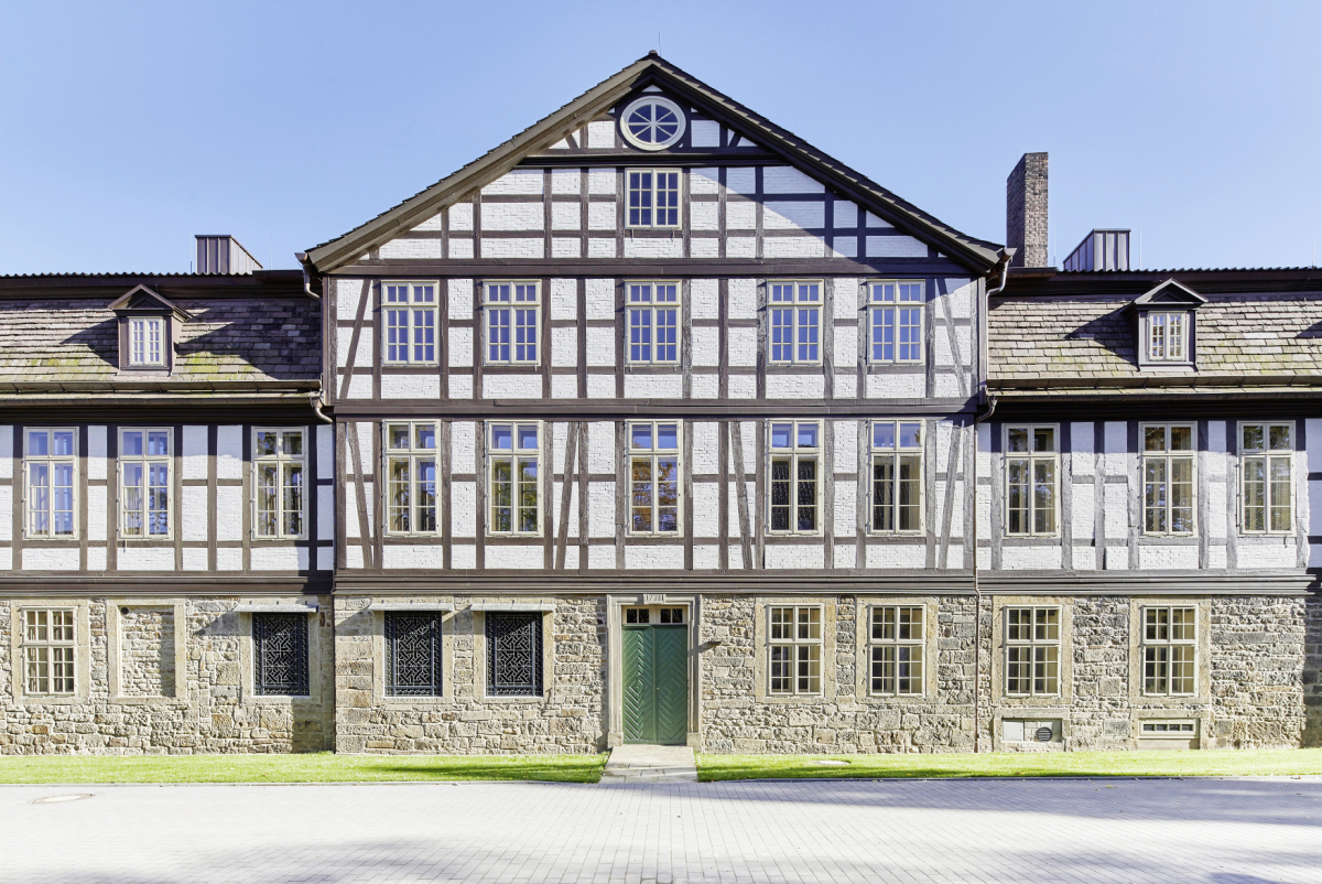 Bei allen Maßnahmen stand der Erhalt der historischen Bausubstanz des Klosters Loccum im Vordergrund. Das galt auch für die 281 Fenster und 11 Außentüren