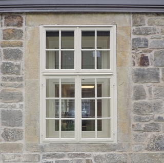 Die Oberflächenbehandlung der Fenster erfolgte mit Standölfarben des Naturfarbenherstellers Kreidezeit, die ausschließlich aus nachwachsenden Rohstoffen wie Leinöl und Tungöl bestehen
