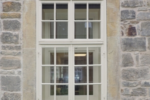 Die Oberflächenbehandlung der Fenster erfolgte mit Standölfarben des Naturfarbenherstellers Kreidezeit, die ausschließlich aus nachwachsenden Rohstoffen wie Leinöl und Tungöl bestehen 