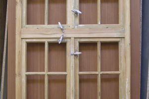  Die unterteilten Fenster mit Sprossen und kunstvollen Beschlägen wurden demontiert und in der Werkstatt - je nach Zustand – restauriert oder rekonstruiert 