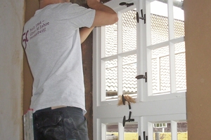  126 der 281 Fenster konnten gerettet werden, die übrigen wurden exakt nach den historischen Vorbildern neu aus Kiefernholz rekonstruiert 