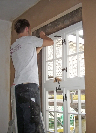 126 der 281 Fenster konnten gerettet werden, die übrigen wurden exakt nach den historischen Vorbildern neu aus Kiefernholz rekonstruiert