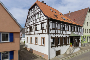  Die alte Beschichtung war noch intakt, daher reichten für den Renovierungsanstrich am Restaurant in Weil der Stadt zwei Arbeitsgänge aus. Das Ergebnis: eine ansprechende Nussbaum-Optik in seidenem Glanz 