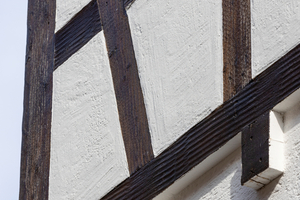  Holz und Putz als stilbildende Elemente der Fassade: Neben „TopGuard“ kam bei der Beschichtung der mineralischen Oberflächen die einkomponentige Fassadenfarbe „Extrasil 1911“ auf Silikatbasis zum Einsatz 