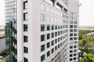  73 m hoch ist der Büroturm „AYR“, der 2001 mit Y-förmigem Grundriss, heller Gneisfassade und unter seinem ursprünglichen Namen „Scala West“ in Frankfurt am Main errichtet wurde            