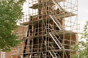  Die hohe Treppengiebelwand musste für die Entkernung aufwendig abgestützt werden 