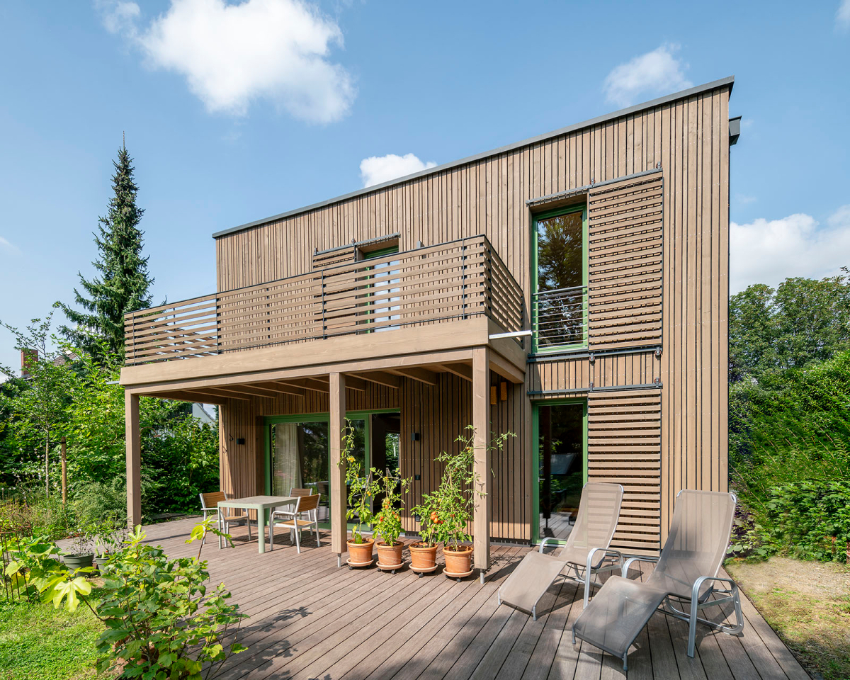 Im Schlafzimmer des in Holz-Strohballenbauweise errichteten Wohnhauses befindet sich eine Klimadecke aus Lehm zum Heizen und Kühlen