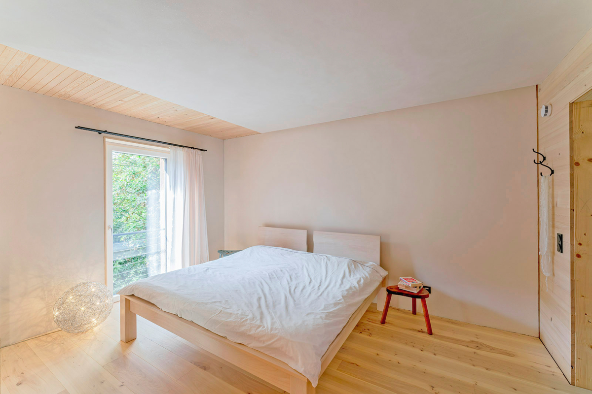 Im Schlafzimmer wurden die Klimaelemente direkt an die Massivholzdecke geschraubt und verputzt