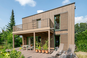  Im Schlafzimmer des in Holz-Strohballenbauweise errichteten Wohnhauses befindet sich eine Klimadecke aus Lehm zum Heizen und Kühlen 