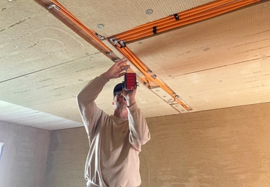 Im Schlafzimmer des in Holz-Strohballenbauweise errichteten Wohnhauses befindet sich eine Klimadecke aus Lehm zum Heizen und K?hlen